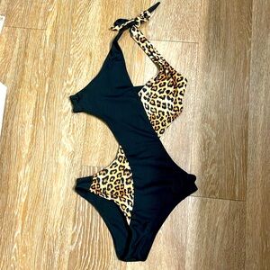 EUC Super cute and sexy black and leopard monokini swimsuit size small